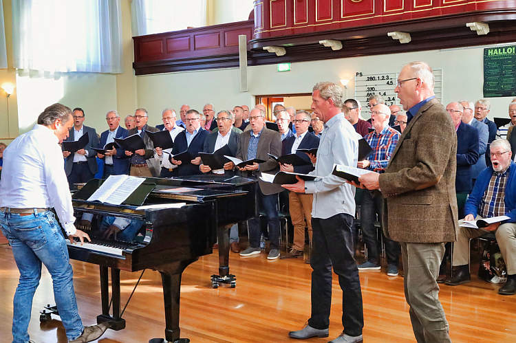 27 okt 2018 - Groot mannenkoor Midden Holland en gemengd koor Encore in de Geref.Kerk_33